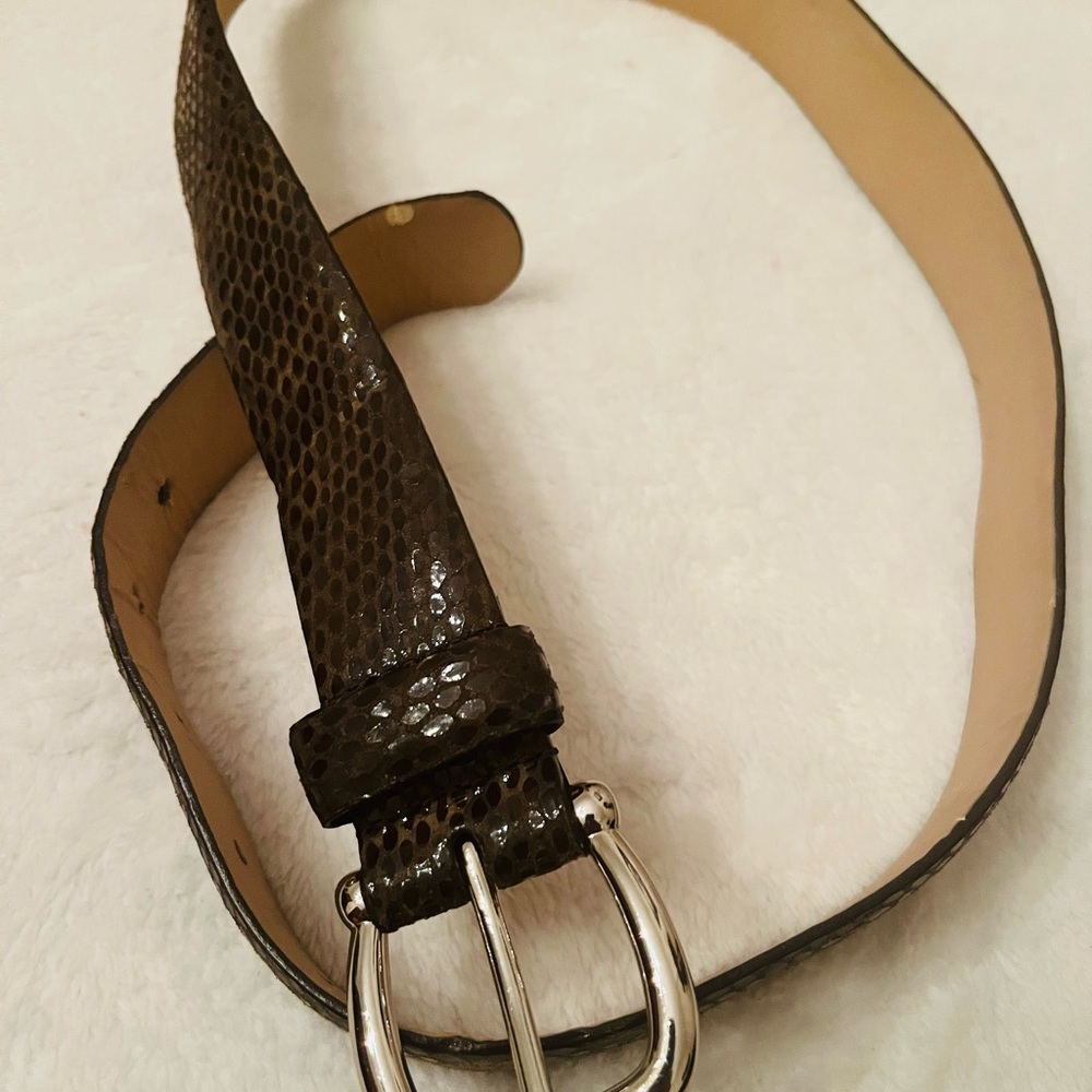 Men’s Via Spiga leather belt.